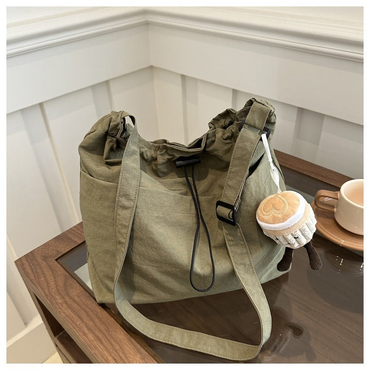 New large capacity waterproof nylon cloth drawstring pleated shoulder bag travel leisure crossbody bucket bag