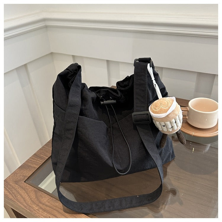 New large capacity waterproof nylon cloth drawstring pleated shoulder bag travel leisure crossbody bucket bag