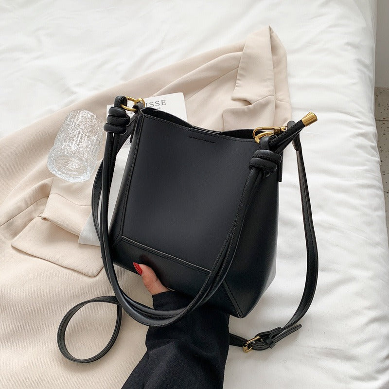 Large bag women's bag fashionable large capacity simple shoulder messenger bag retro texture bucket bag-AURA REGALIA 