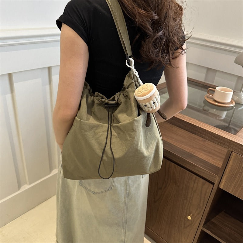 New large capacity waterproof nylon cloth drawstring pleated shoulder bag travel leisure crossbody bucket bag