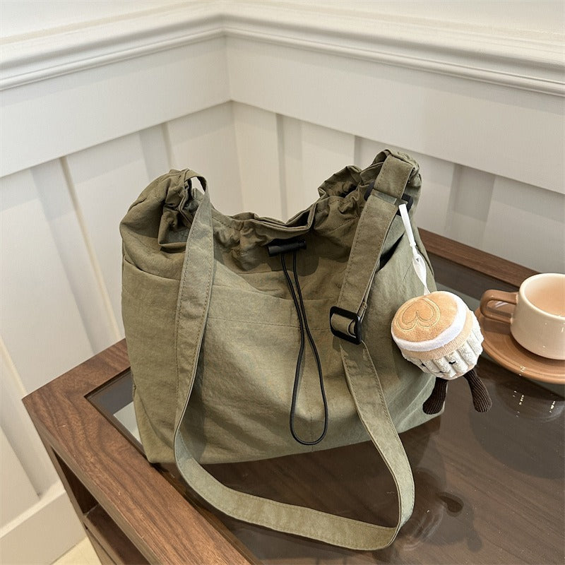 New large capacity waterproof nylon cloth drawstring pleated shoulder bag travel leisure crossbody bucket bag