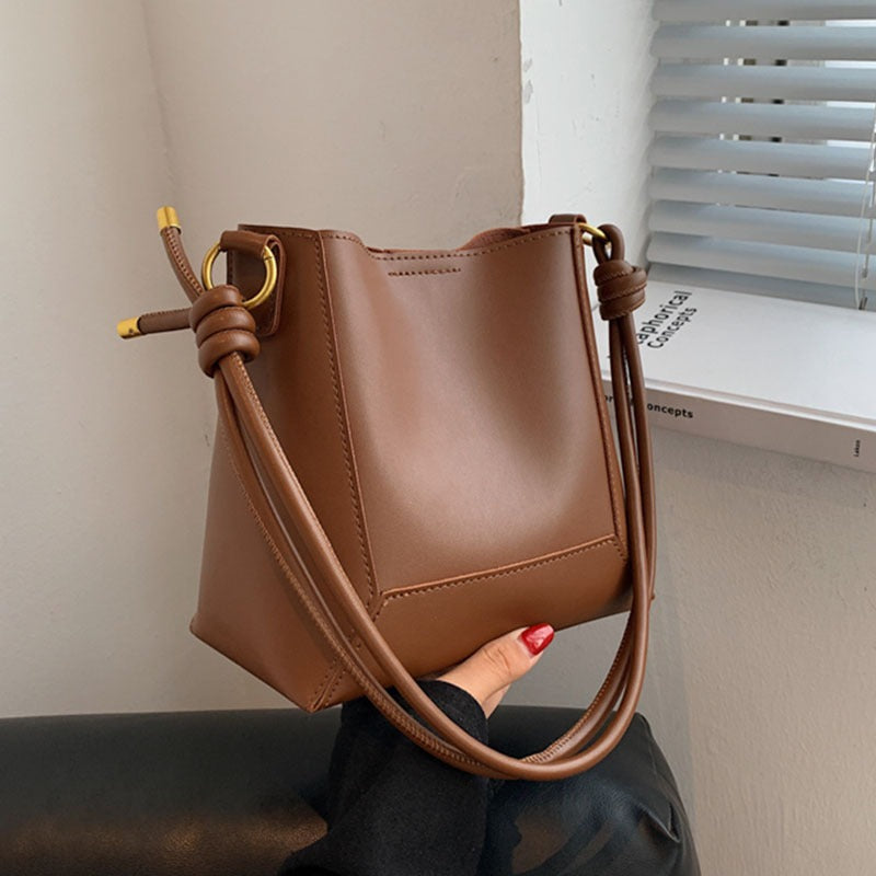 Large bag women's bag fashionable large capacity simple shoulder messenger bag retro texture bucket bag-AURA REGALIA 