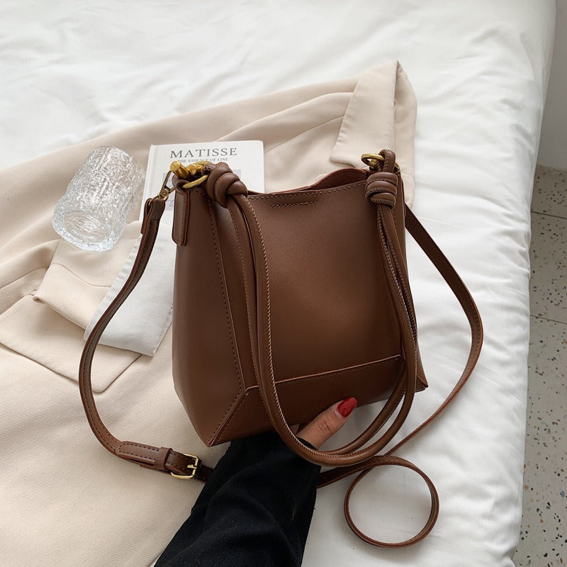 Large bag women's bag fashionable large capacity simple shoulder messenger bag retro texture bucket bag-AURA REGALIA 
