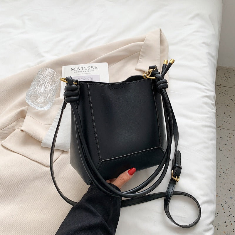 Large bag women's bag fashionable large capacity simple shoulder messenger bag retro texture bucket bag-AURA REGALIA 