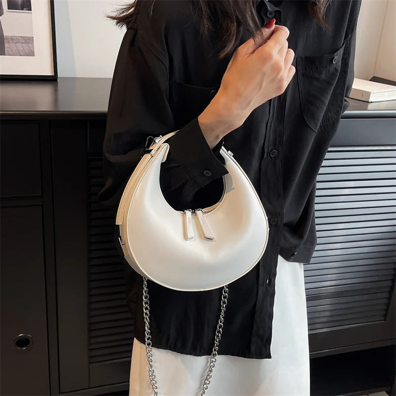 Bolsos pequeños de hombro cruzados de cuero plateado para mujer: bandoleras de tendencia para axila, con cadena, para hombro y laterales