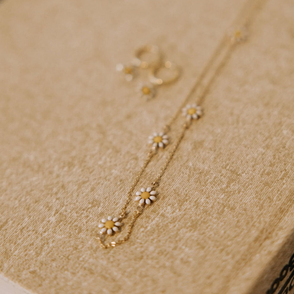 Carolina Daisy Necklace-AURA REGALIA 