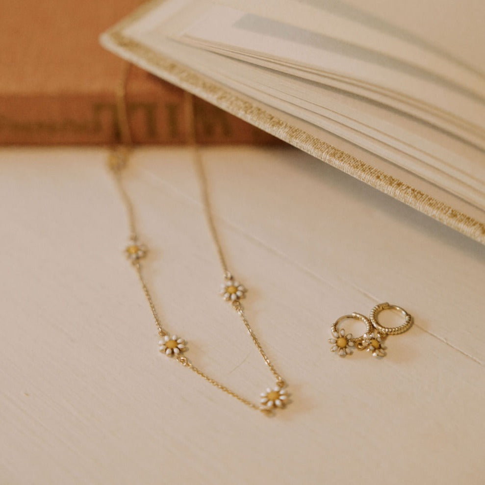 Carolina Daisy Necklace-AURA REGALIA 